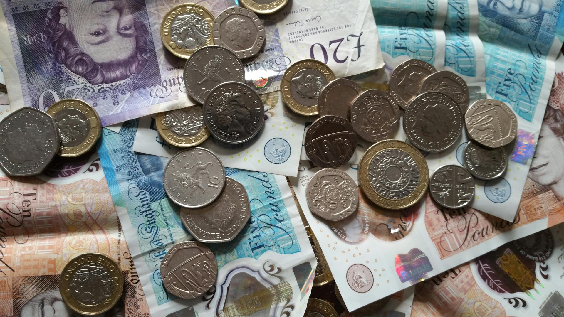 Close-up of British pound coins and banknotes, representing currency, cross-border ecommerce transactions, and international payment processing.